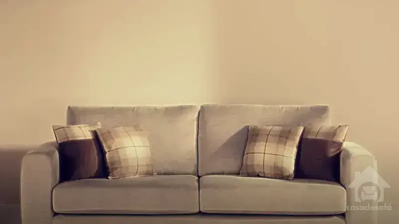 Sofá de cimento com almofadas: uma tendência em ascensão no mundo da decoração