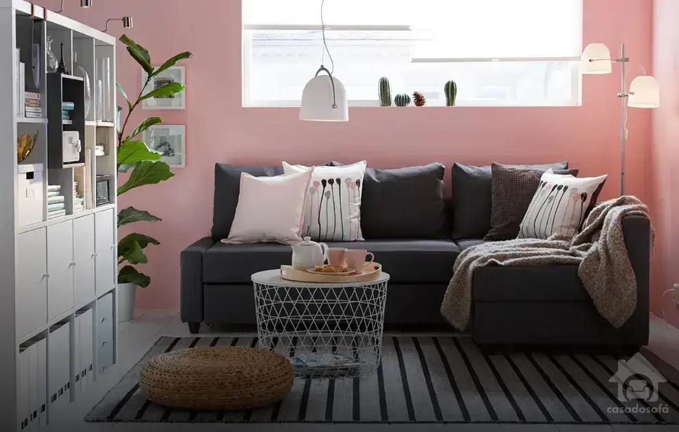 Aposte no monocromático: cortinas da mesma cor do sofá para uma decoração clean e sofisticada