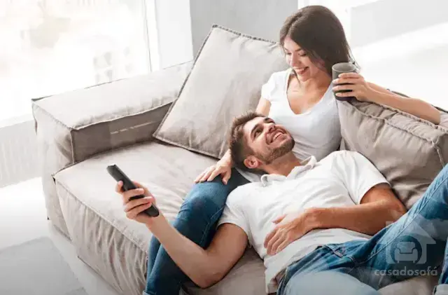 Como a altura dos braços do sofá influencia na postura e no apoio do corpo