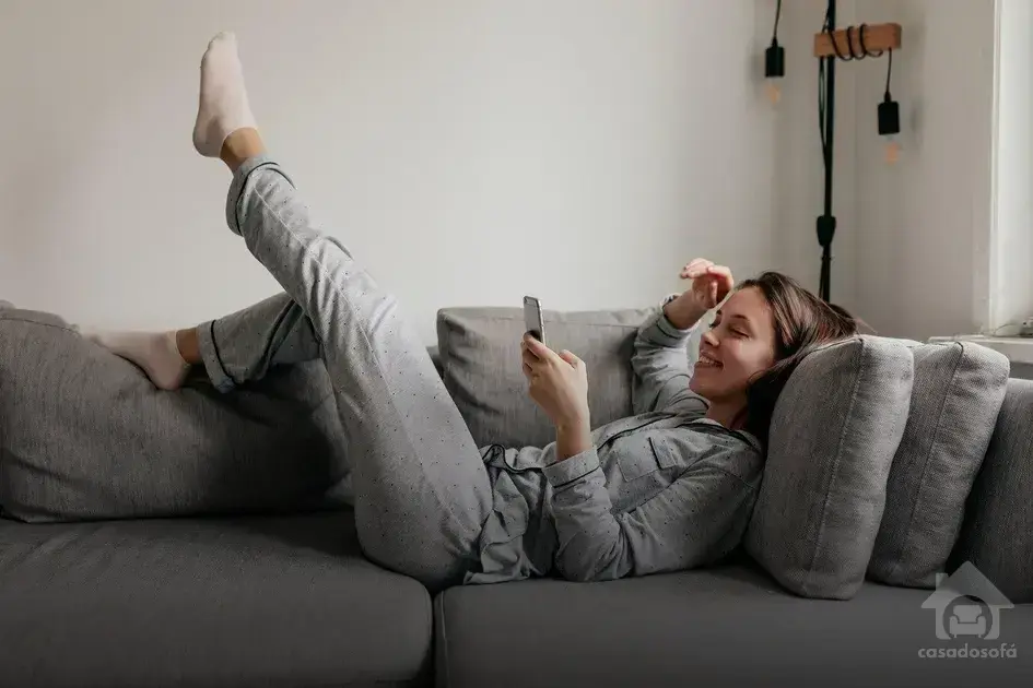 Como posicionar o sofá em uma sala pequena de forma inteligente