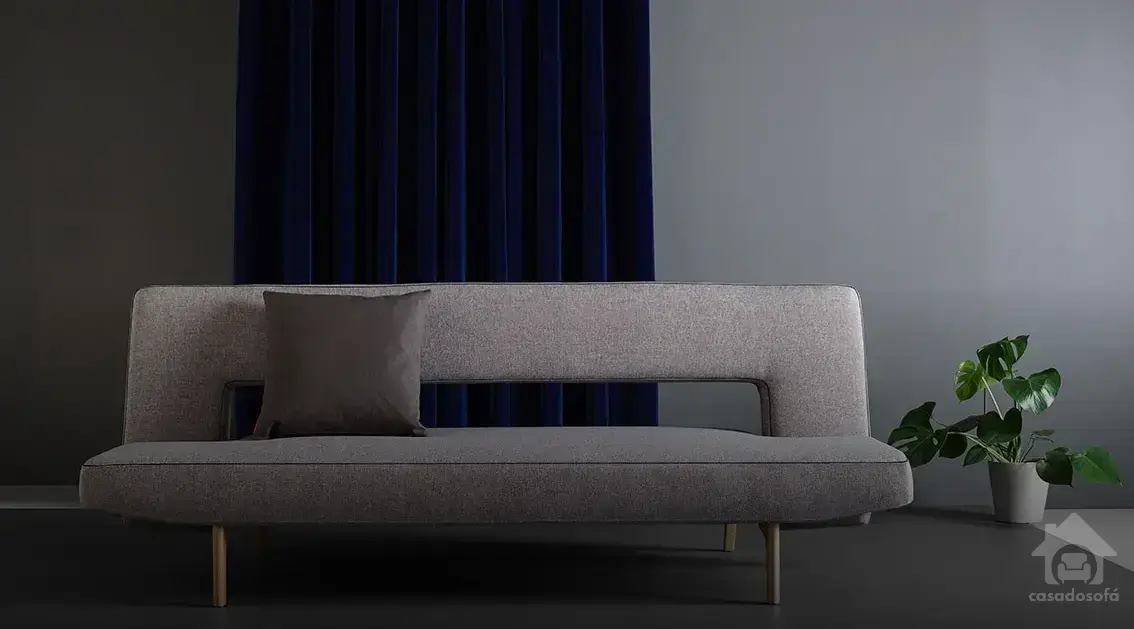 Cores ousadas que contrastam de forma elegante com sofá marrom