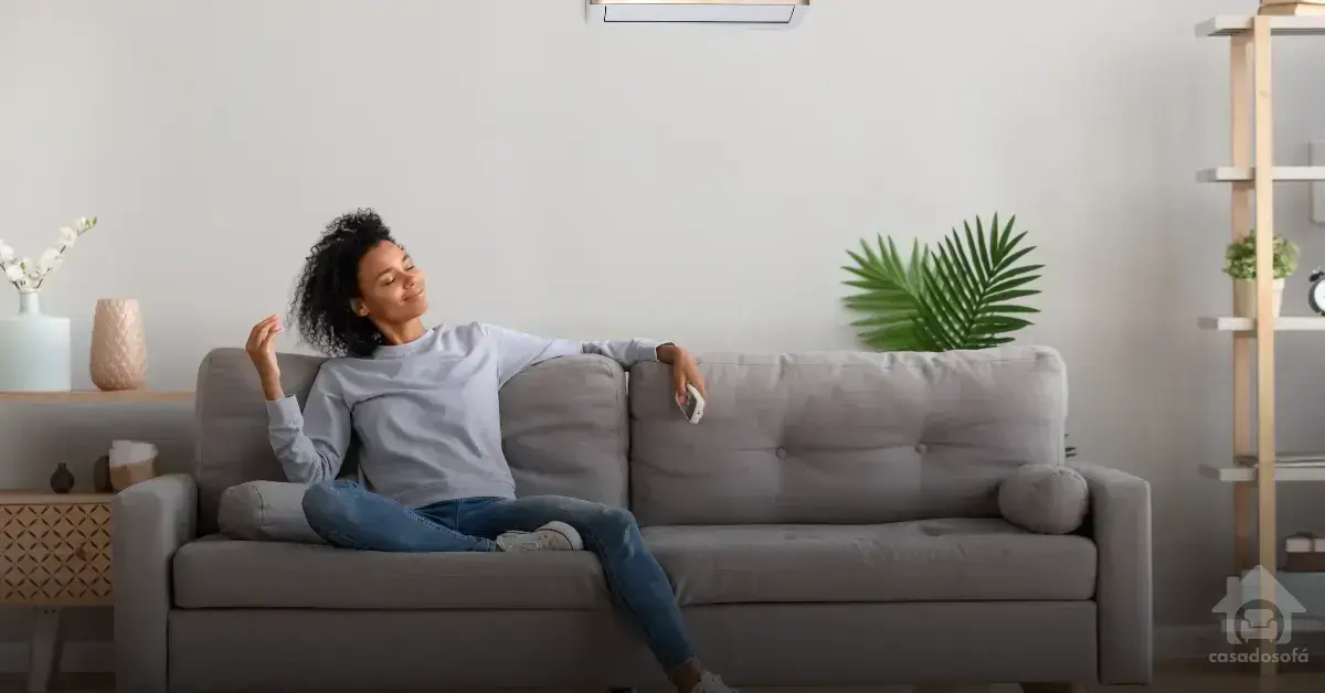 decoração de sala com sofá grafite