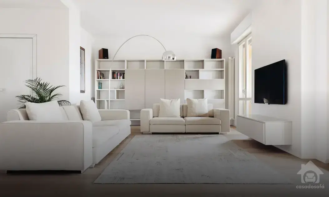 Explorando o contraste: cortinas coloridas que trazem vida ao ambiente com sofá cinza