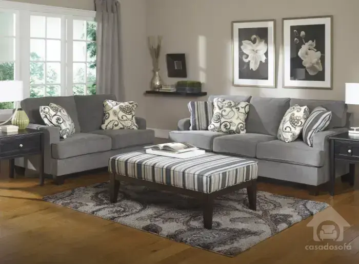 O poder das cores: quais tonalidades de cortina ficam perfeitas com um sofá cinza
