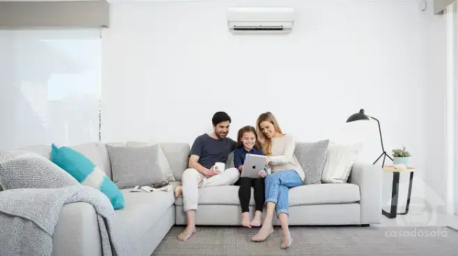Sofás monocromáticos: elegância e modernidade em um único tom Sofás monocromáticos: elegância e modernidade em um único tom