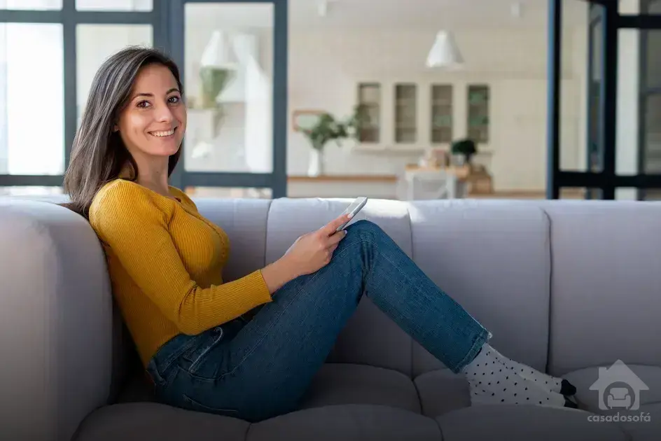 Tons neutros para realçar o sofá cinza