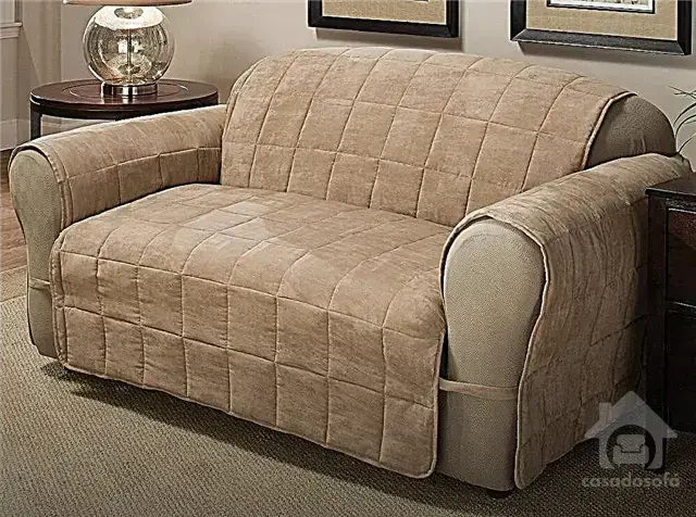 2 - A versatilidade do sofá bege escuro na decoração da sala