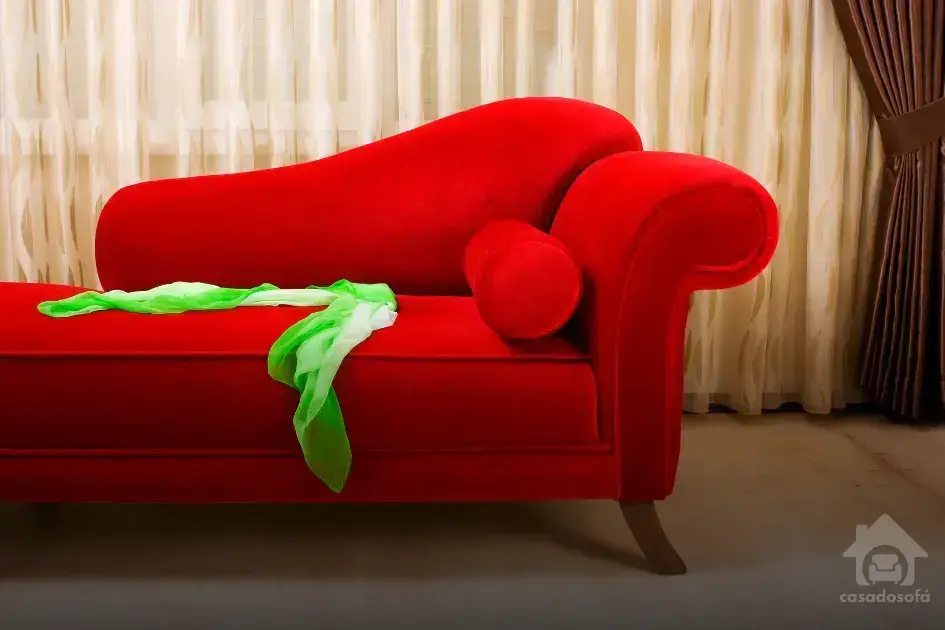 4 - O sofá bege escuro como peça central na ambientação da sala