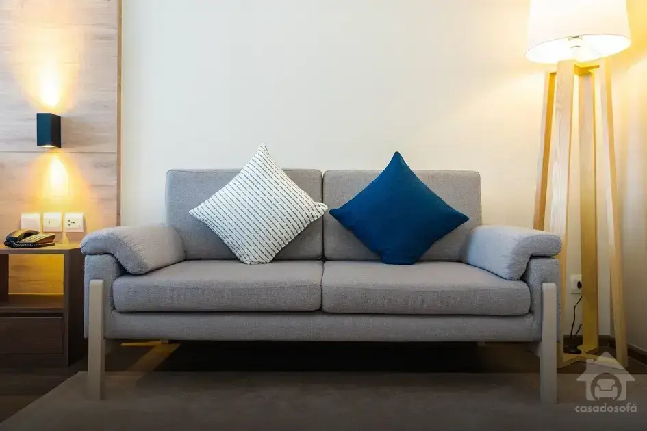 6) Harmonizando um sofá verde com diferentes tonalidades de parede