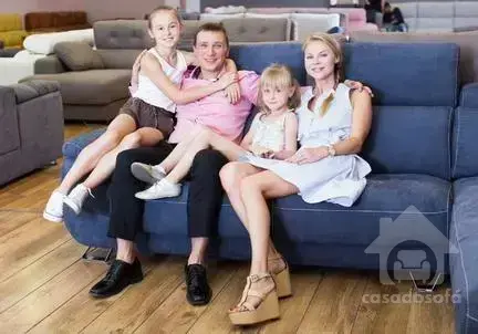 A importância do layout na decoração de uma sala de estar moderna com sofá A importância do layout na decoração de uma sala de estar moderna com sofá
