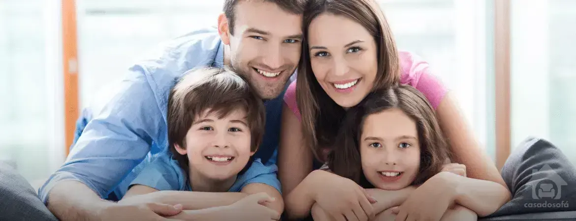 A importância dos acessórios na decoração de uma sala com sofá marrom