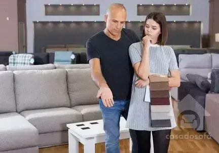 A importância dos tecidos leves na decoração de verão para sala e sofá