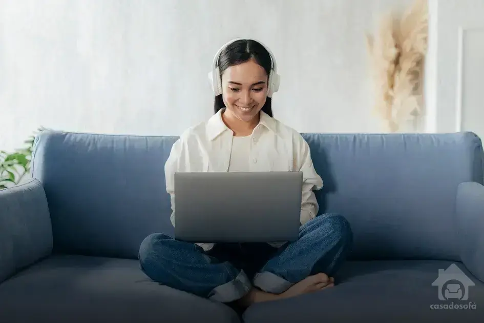 A influência das cores da moda na escolha do sofá