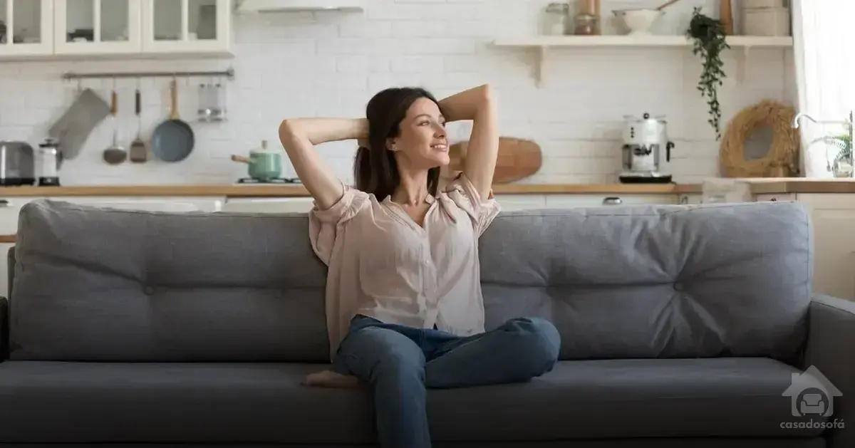 A versatilidade dos sofás pretos na decoração de interiores
