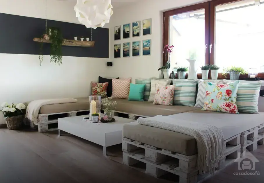 As vantagens de ter um sofá com duas cores na decoração