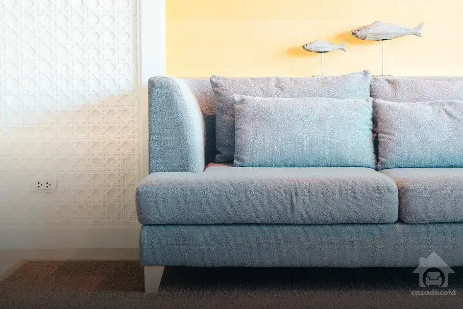 Combinações de cores e estampas para sofás pequenos e grandes