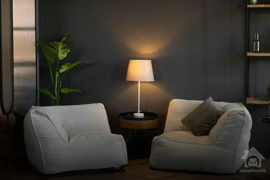 Como a cor do sofá pode influenciar na sensação de espaço