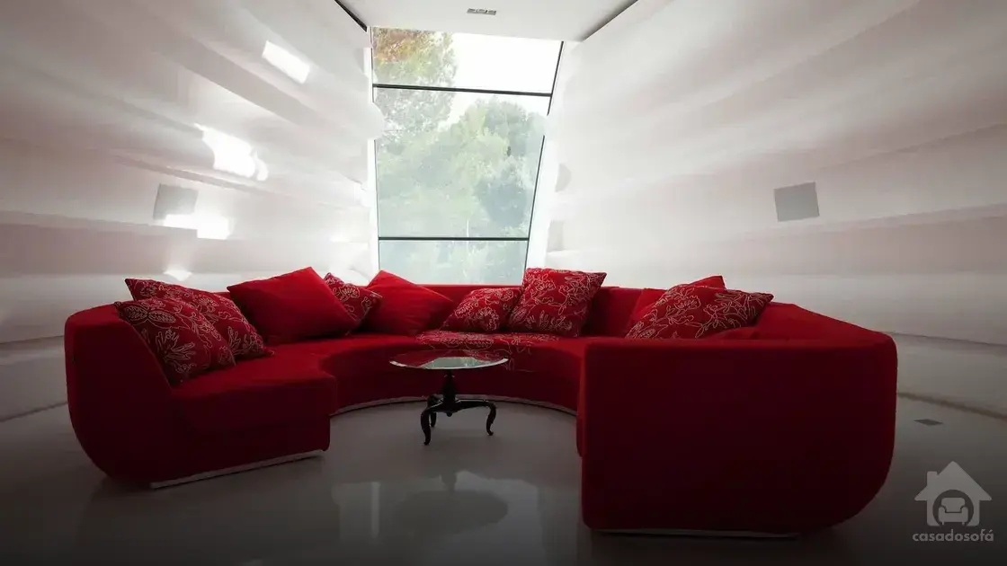 Como combinar os sofás laranja com outros elementos da decoração