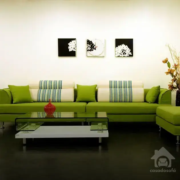 Como criar um contraste visual entre o papel de parede e o sofá da sala