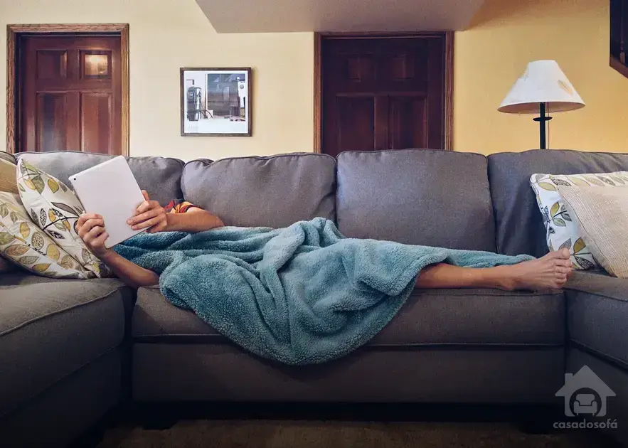 Como encontrar o equilíbrio perfeito na distância entre o sofá e a TV para melhorar a imersão na programação