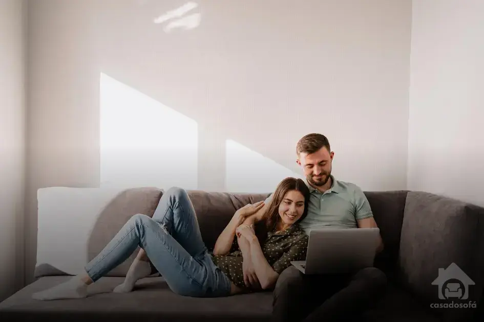 Como escolher tapetes e cortinas para combinar com um sofá azul marinho