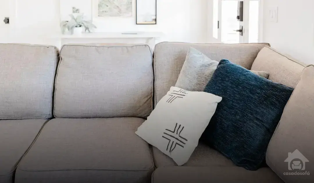 Como harmonizar as cores das cortinas com o sofá cinza na sala