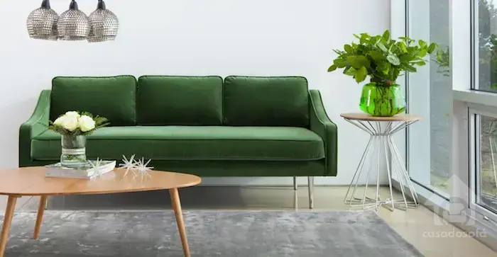 Como os quadros decorativos podem complementar o sofá na sala