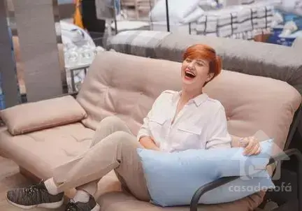 Como usar cortinas estampadas para dar personalidade ao seu sofá cinza