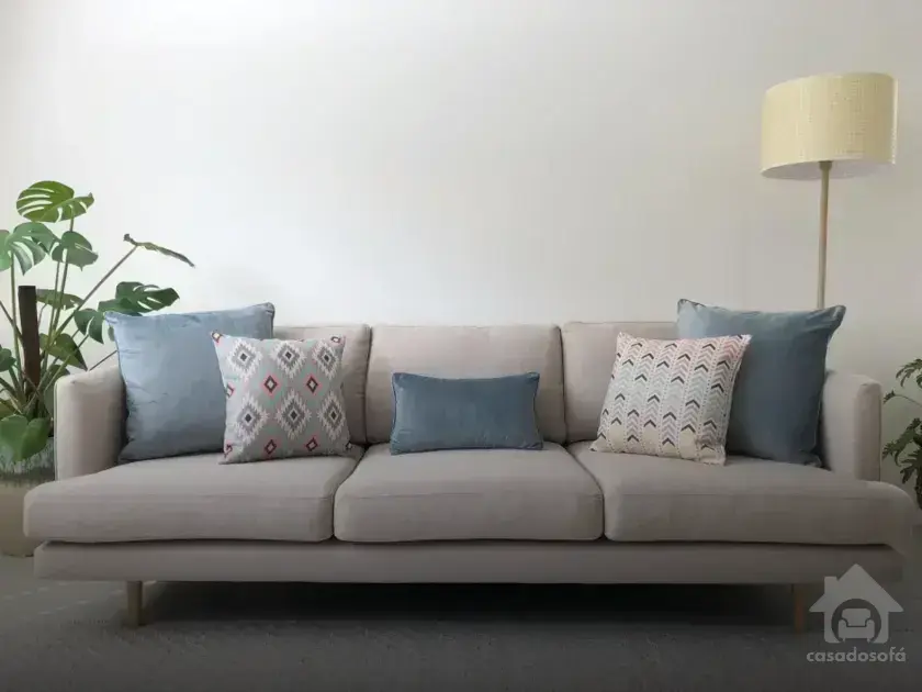 Considerações de limpeza e manutenção para sofás de Suede e Veludo