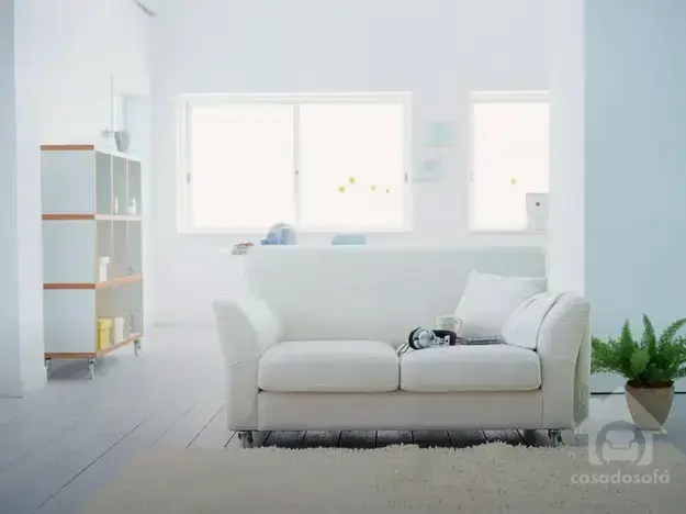 Cores ousadas e vibrantes: cortinas que trazem destaque ao sofá cinza