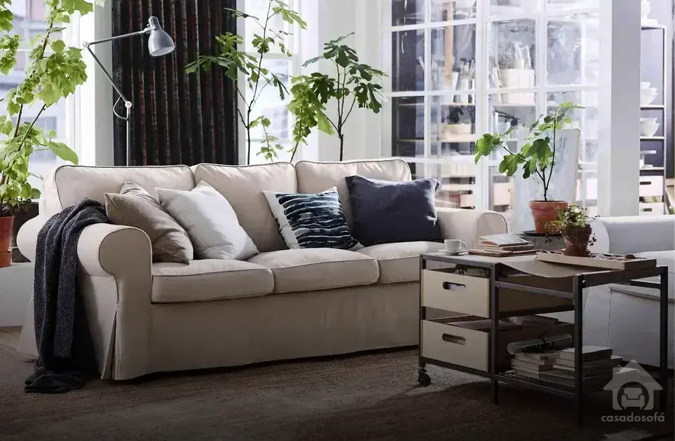Cortinas de tecidos leves: criando um contraste suave com seu sofá cinza