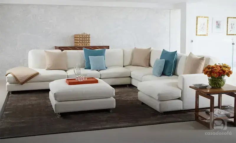 Cortinas verdes: uma maneira de trazer o espírito natalino para a sala sem destoar do sofá cinza