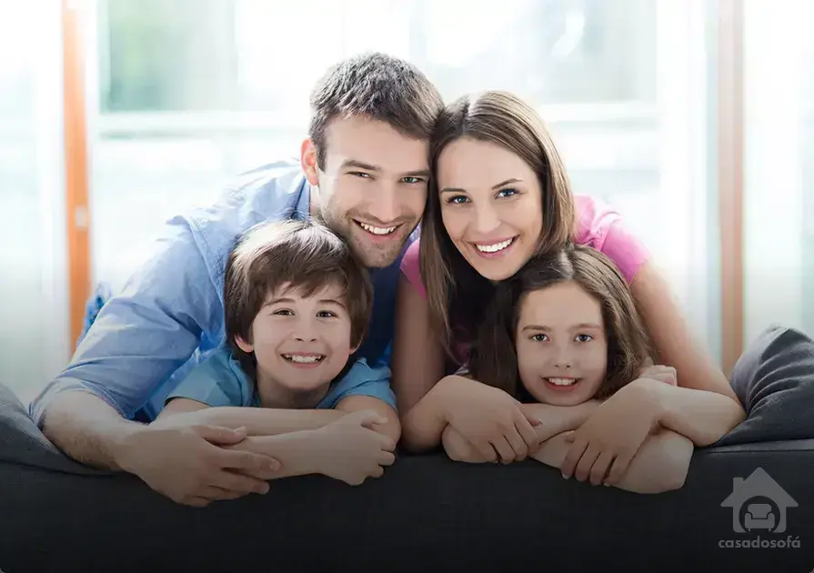 Crie uma paleta de cores com as mantas para seu sofá cinza