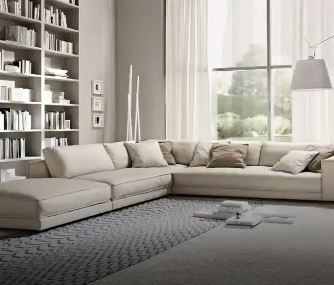 decoração de sala com sofá marrom