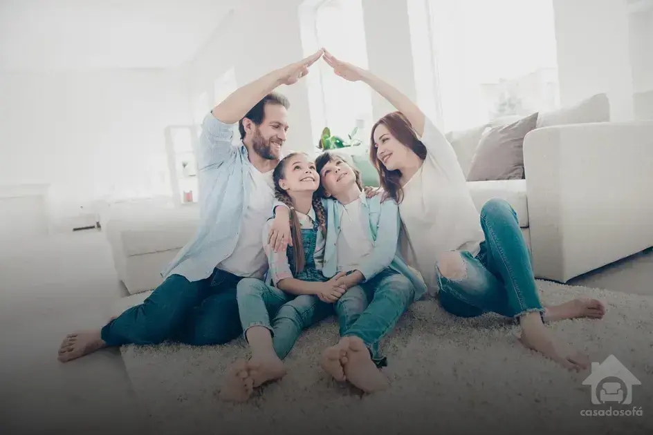 Destaque na decoração: Por que apostar no sofá cor chumbo claro?