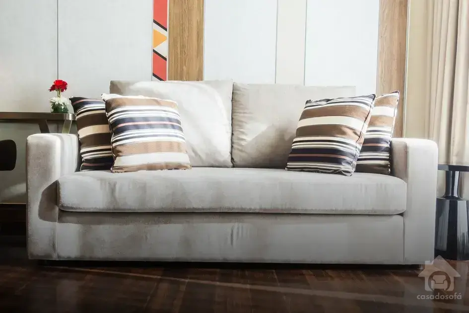 Dicas de combinação: Como harmonizar o sofá cor chumbo claro na decoração.