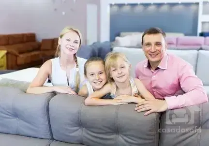 Dicas de combinação de cores para a cortina e o sofá cinza neste Natal