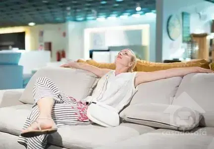 Dicas imperdíveis para escolher a cor da cortina que valoriza seu sofá cinza