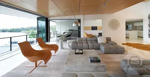 Dicas para combinar cores clássicas e sofás contemporâneos na decoração