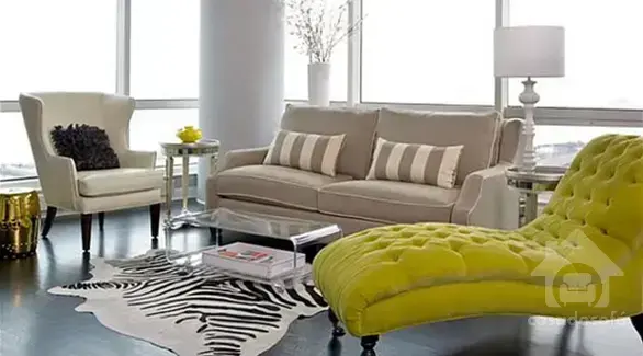 Dicas para escolher o papel de parede ideal para harmonizar com o sofá