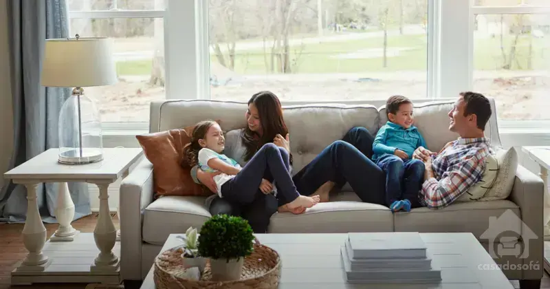 Dicas práticas para a limpeza regular do seu sofá