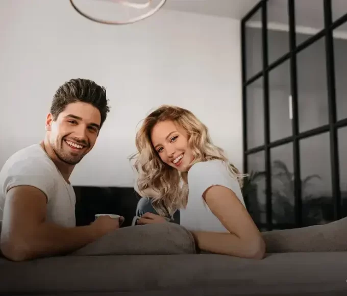 Elegância Total: Sofá Cinza com Cortinas para uma Sala Impecável