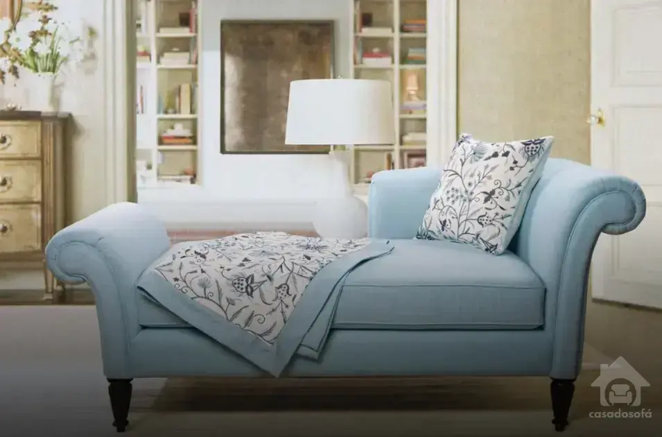 Estampas e texturas: combine diferentes padrões e texturas em sofás, como listras, chevron e veludo, para criar um visual único e sofisticado.