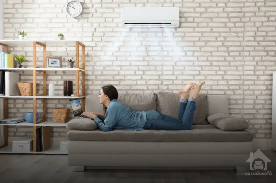 Estilo industrial: Como o sofá de cimento com almofadas pode se destacar na decoração