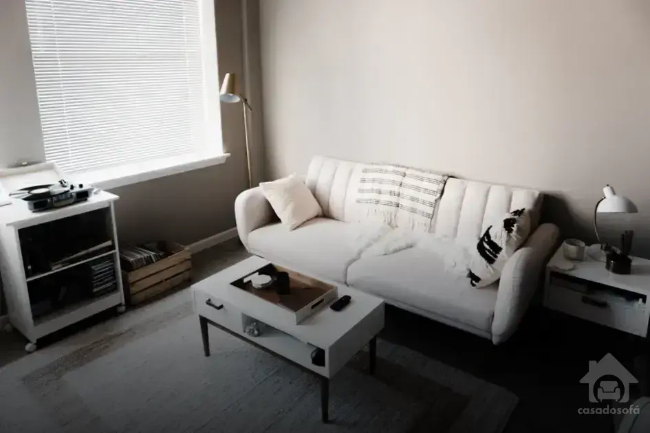 Estilos de mantas para combinar com seu sofá retrátil