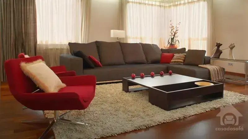 Experimente sofás em tons de azul para uma decoração única