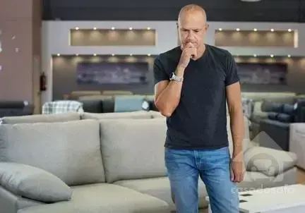 Harmonizando as cores na decoração da sala com sofá azul marinho