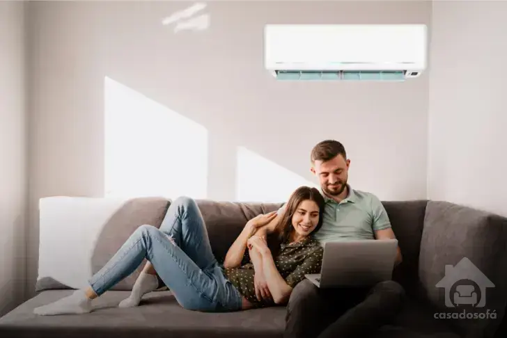 Ideias criativas para realçar o sofá verde musgo na decoração da sala