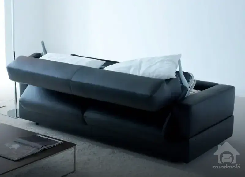 Minimalismo colorido: Saiba como apostar em tons neutros com toques de cor nos sofás