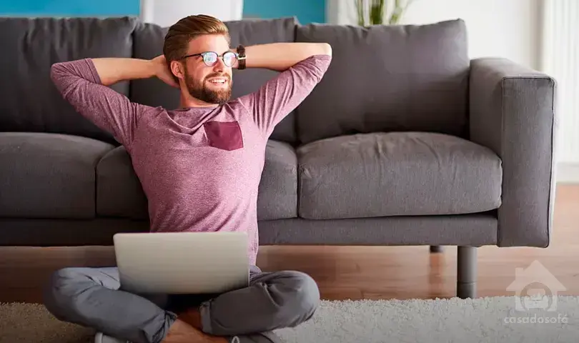 Mix de cores e estampas: a tendência do momento para sofás que combinam com tudo